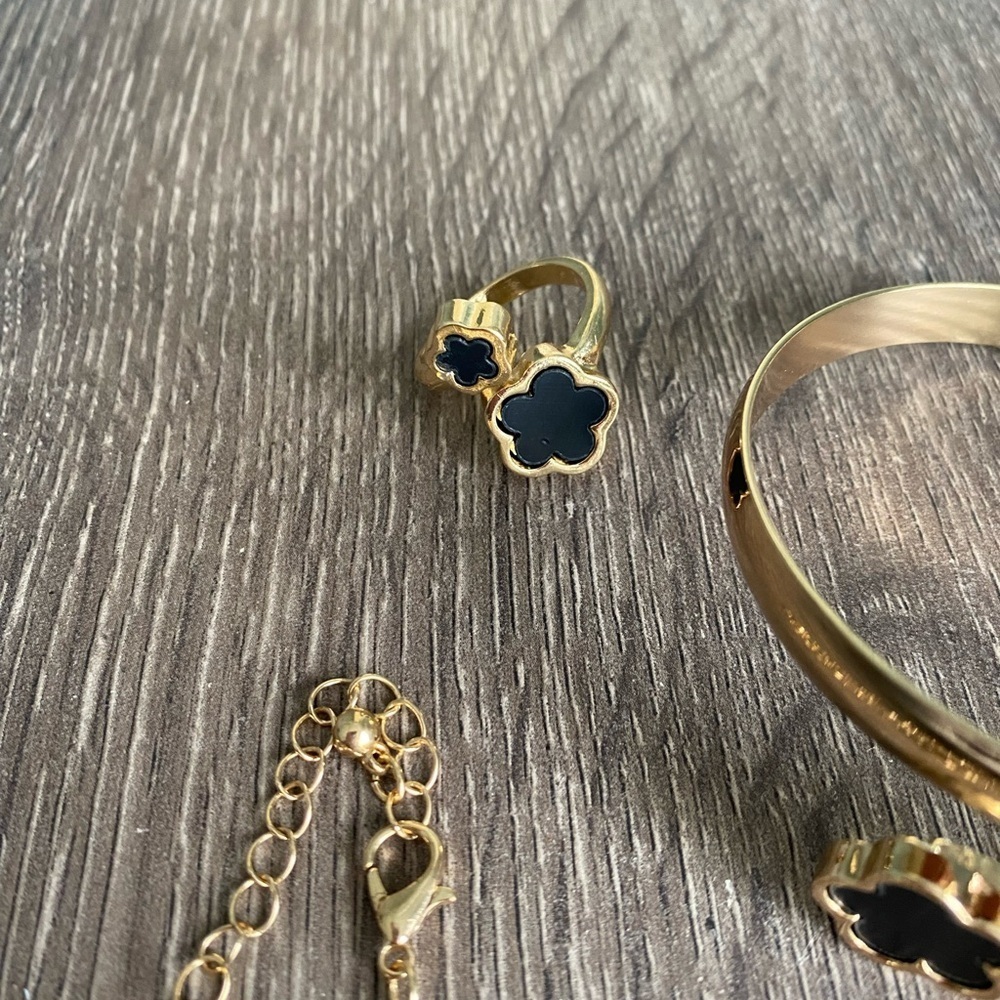 Elegant Black and Gold Clover Floral Jewelry Set - Picture 9 of 11